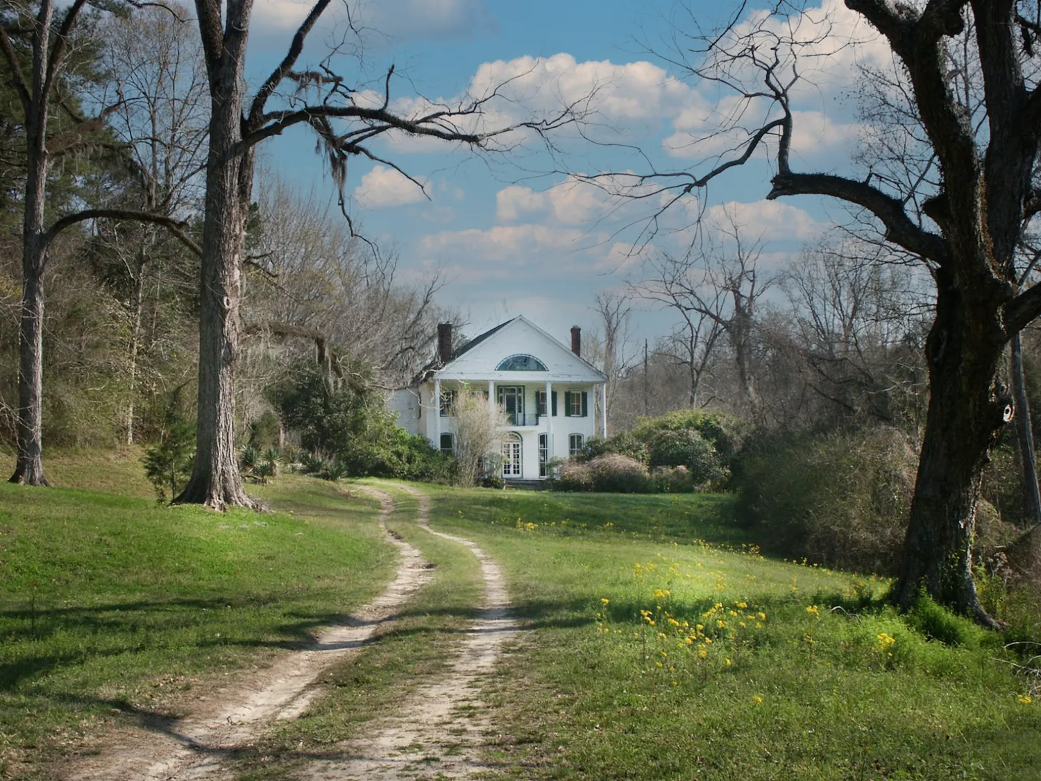 The road leading to the home at Como